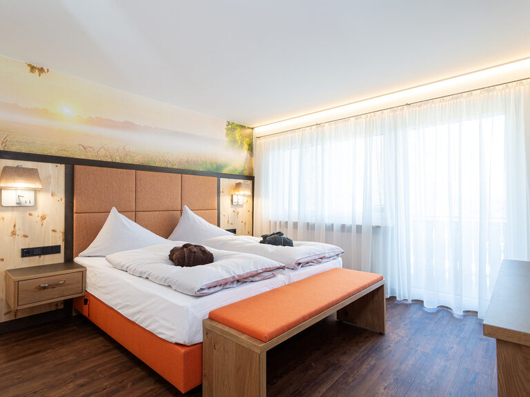 2-raum-suite-mit-vinylboden-oranger-einrichtung neue-helle-moderne-2-raum-suite-mit-vinylboden-oranger-einrichtung-kuscheligen-leihbademantel