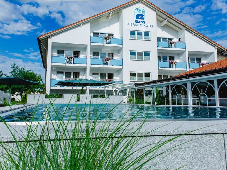 Außenansicht inklusive Pool des Thermenhotel Gass in Bad Füssing. Außenansicht inklusive Pool des Thermenhotel Gass in Bad Füssing.
