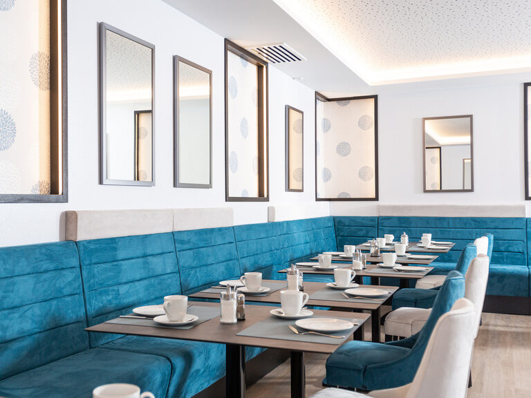 fruehstuecksraum-mit-gedeckten-tischen lichtdurchfluteter-fruehstuecksraum-mit-gedeckten-tischen-laedt-zum ausgiebigen-fruehstuecken-ein